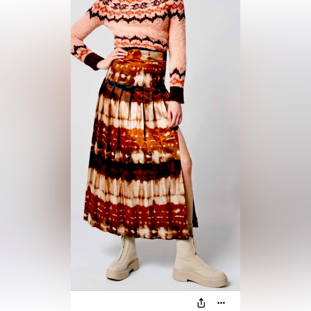 Smythe skirt. Inverted pleats midi length